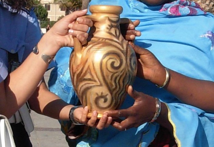 sardegna africane e polizziotte con anfora