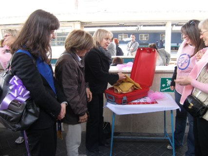 3 ...si apre la valigia-custodia dell'Anfora