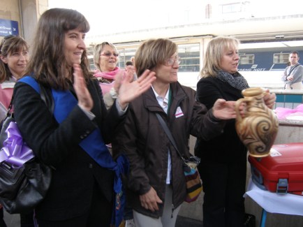 4 Antonella  e Gigliola consegnano l'Anfora a Katia e a Marta